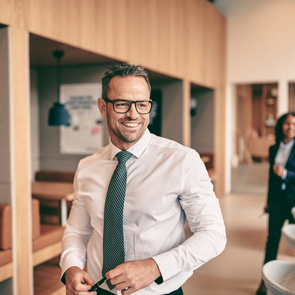 Mand og kvinde på arbejdsplads, kontorlandskab